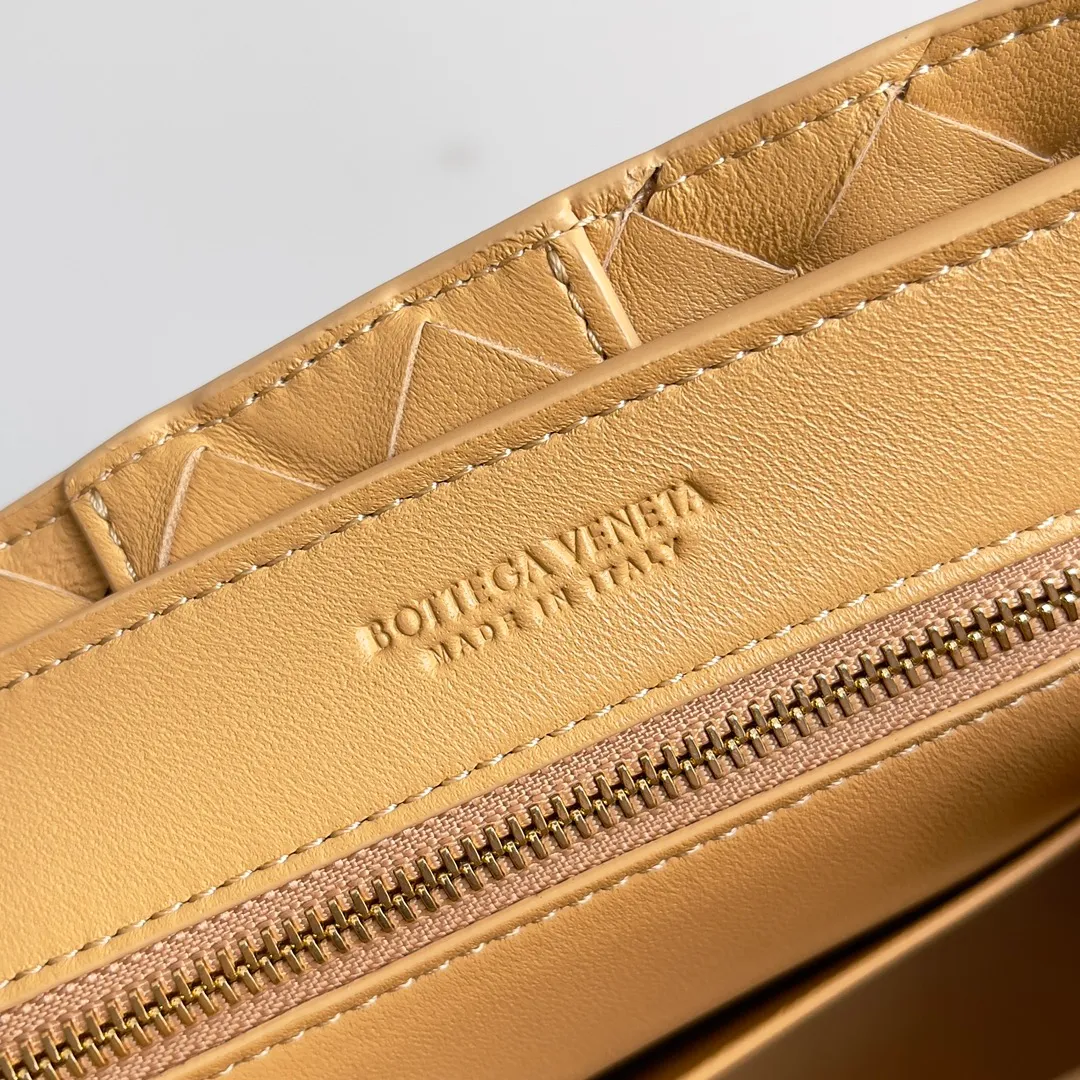 The 2023 new Andiamo batch of 1860 BV has been shipped‼ ️Really popular🔥The new Andiamo woven handbag launched by Bottega Veneta this season is really popular all over the world! ! Celebrities at home and abroad have worn it, and Oscar-winning actress Michelle Yeoh has taken it out on the street. Song Jia, Trai Yara, Yu Feihong, Sanji Ayaka, Rosie Hunting-Whiteley, Yoshioka Riho, etc. have all picked up this bag. It is classic and versatile, showing off its temperament, and the bag capacity is also large, which is very convenient for daily commuting! ! A variety of carrying methods, the shoulder straps can be adjusted by yourself, the original lambskin feels soft and delicate, and the neutral style is made to break gender boundaries and bring a more practical and longer-lasting use experience. Andiamo, which has both elegant and casual styles, perfectly interprets the true appearance of "fashionable old money style". Style number: 743568 Size: 25*22*10.5cm